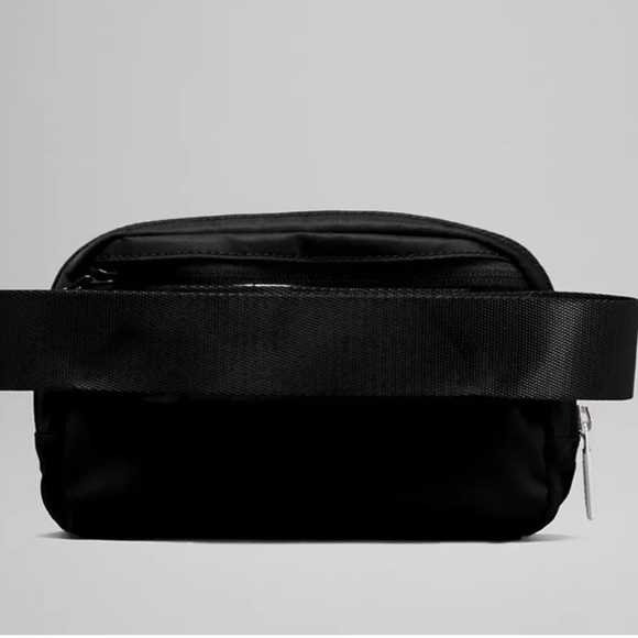 NWT Lululemon Everywhere Belt Bag black - Picture 2 of 9